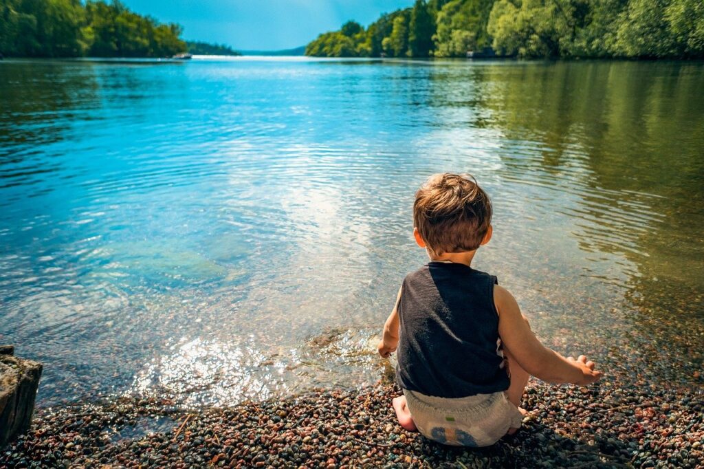 child, boy, lake-1440526.jpg